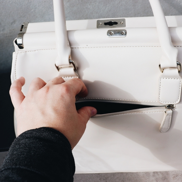 Le Chateau Off White Handbag - Picture 8 of 8